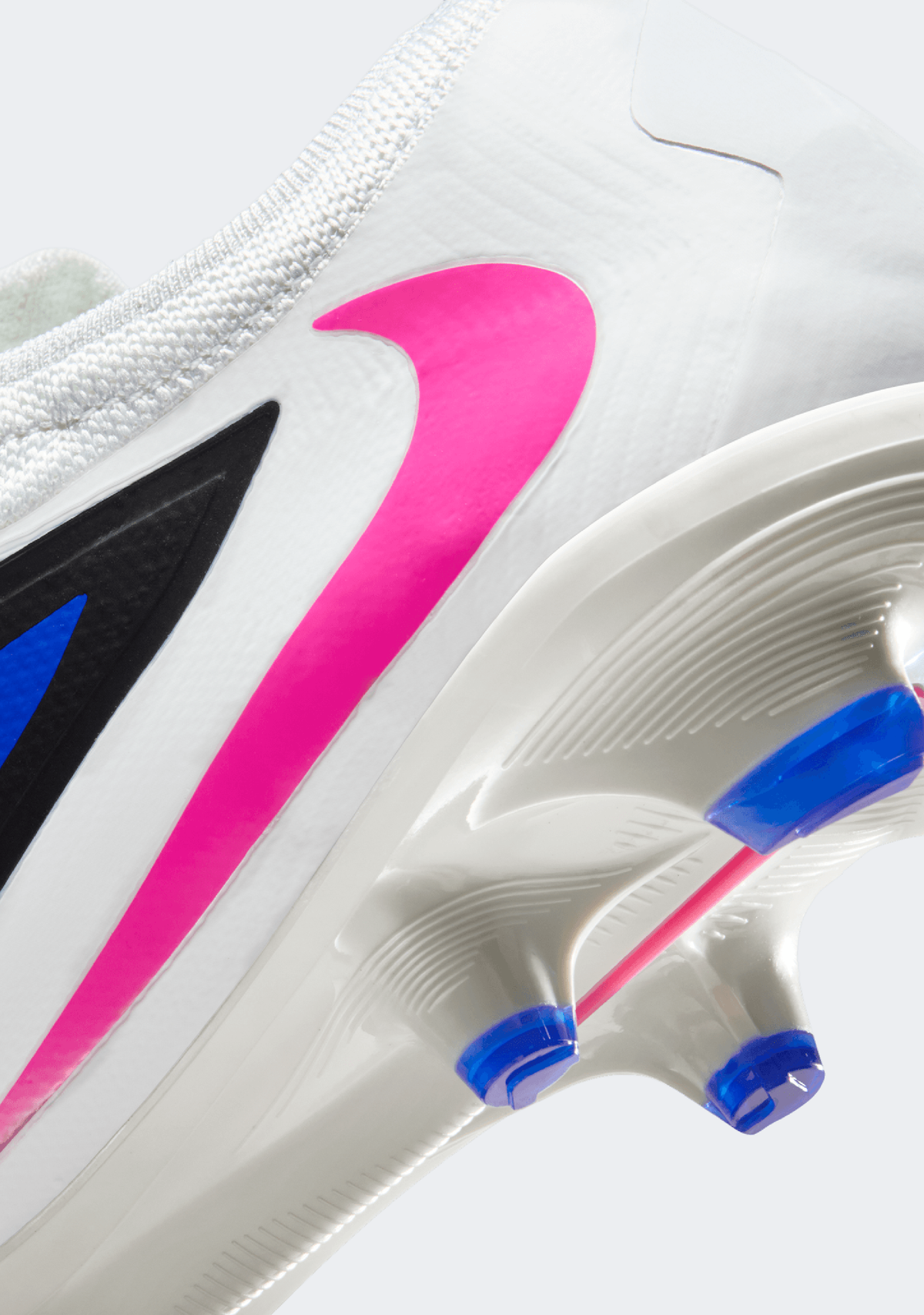 Nike Phantom 6 Low Pro Firm Ground Football Boots