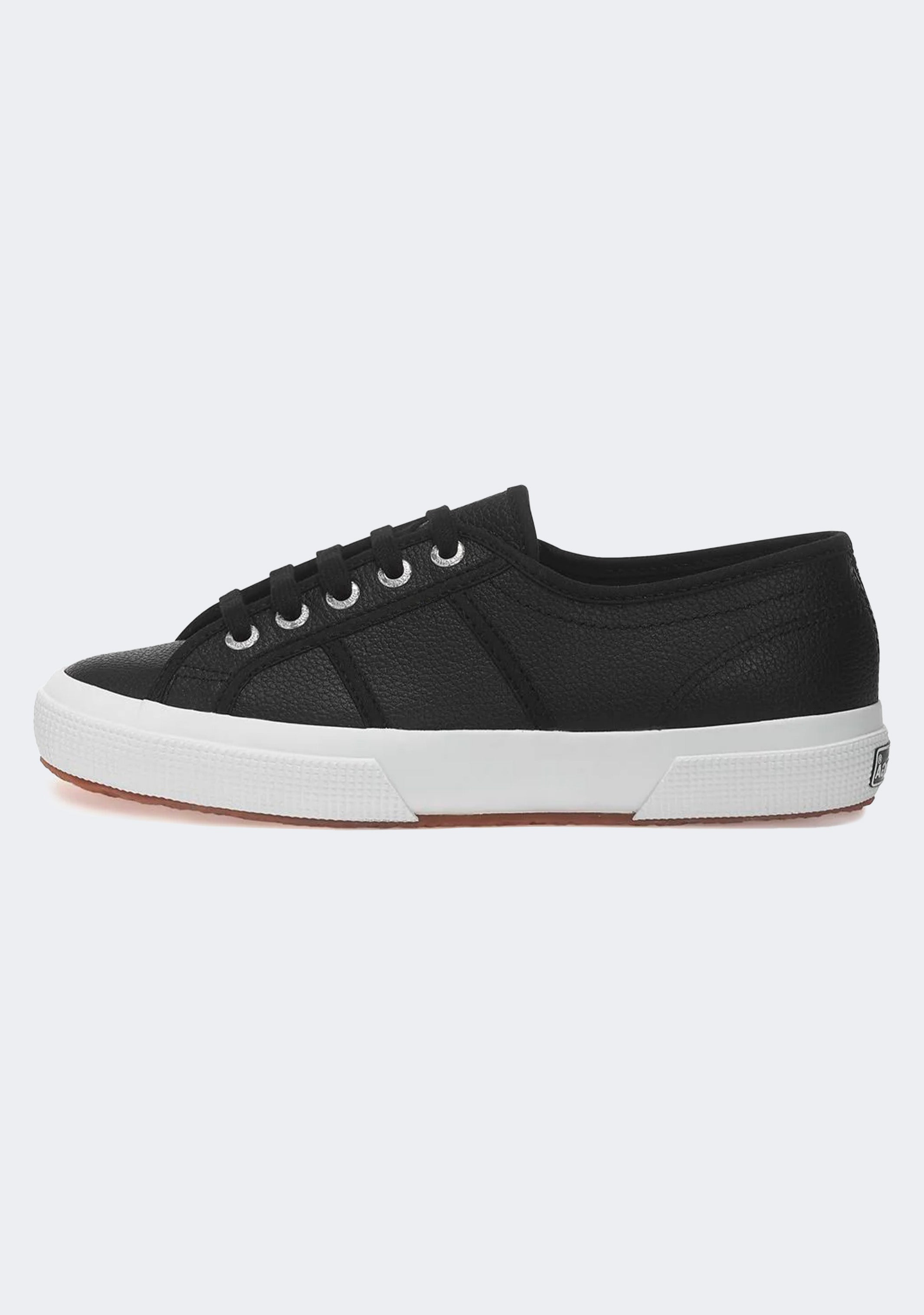 SUPERGA 2750 Tumbled Leather ウーマントレーナー Le Superga Unisex 2750 TUMBLED LEATHER Sneaker BLACK